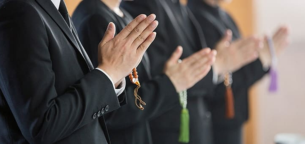 密葬とは？家族葬との違いと本葬までの流れを解説