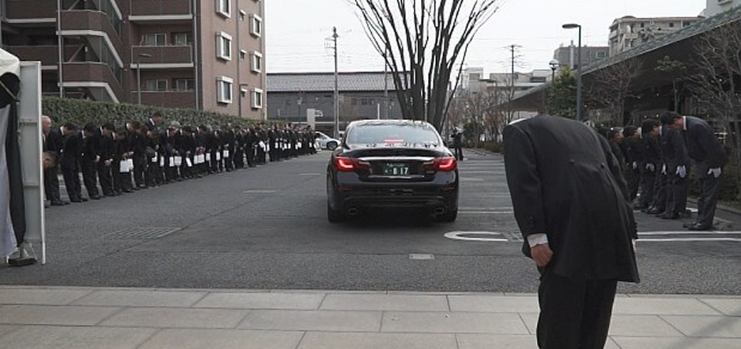 社葬に一般社員は参列するの？参加範囲の決め方と配慮