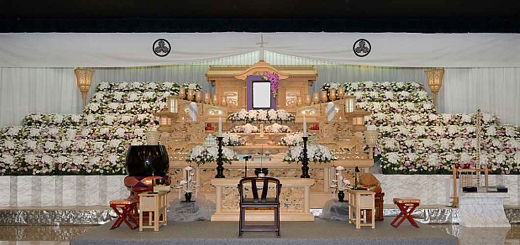 社葬での供花について｜辞退・受付・名札の扱い