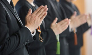 密葬とは？家族葬との違いと本葬までの流れを解説