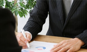 社葬と合同葬の違い｜主催・費用・時期を比較（社葬と合同葬の違い）