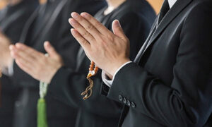 社葬に招くべき人｜参列対象者と連絡先名簿の作り方