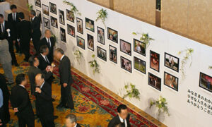 心に残る社葬・お別れの会｜祭壇・遺影・メモリアルコーナーの工夫