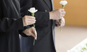 献花とは｜供花との違いやマナーを解説