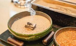 お焼香の作法｜意味・回数・タイプ別のマナー解説