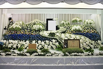 生花の祭壇に想いをのせて伝える