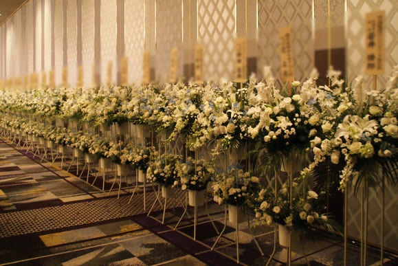 伝統校の創業者へ送る生徒たちの生演奏