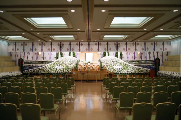 大スターの活躍を支えた芸能事務所社長を多数のお花でお見送り